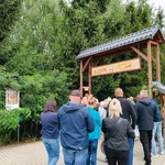 Zadaszona ekspozycja edukacyjna poświęcona pszczelarstwu z ulami i tablicami informacyjnymi.