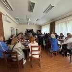 Uczestnicy wizyty studyjnej biorą udział w prezentacji odbywającej się w sali konferencyjnej.