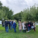 Uczestnicy wizyty studyjnej zwiedzają sad na terenie gospodarstwa.