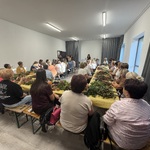 Warsztaty tworzenia wianków z materiałów naturalnych realizowane podczas wyjazdu studyjnego. Uczestniczki poznają techniki wykonywania tradycyjnych dekoracji roślinnych.