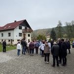 Grupa uczestników wyjazdu zwiedzająca gospodarstwo agroturystyczne We Młynie.